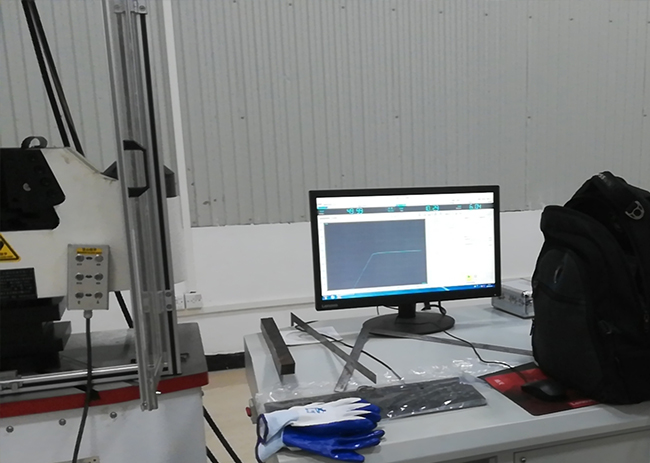 Sobre la superioridad de la máquina universal de asiento de pinzas semiabierta