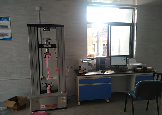 La máquina de prueba de tracción de tirantes controlada por microcomputadoras es adecuada para pruebas de carga de tracción, destrucción y otros productos como tirantes.