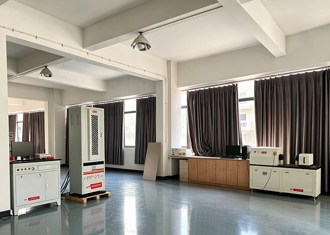 Jinan lidera el equipo de postventa de la máquina de prueba y fue al sitio del cliente de Fujian para llevar a cabo el trabajo de puesta en marcha del equipo