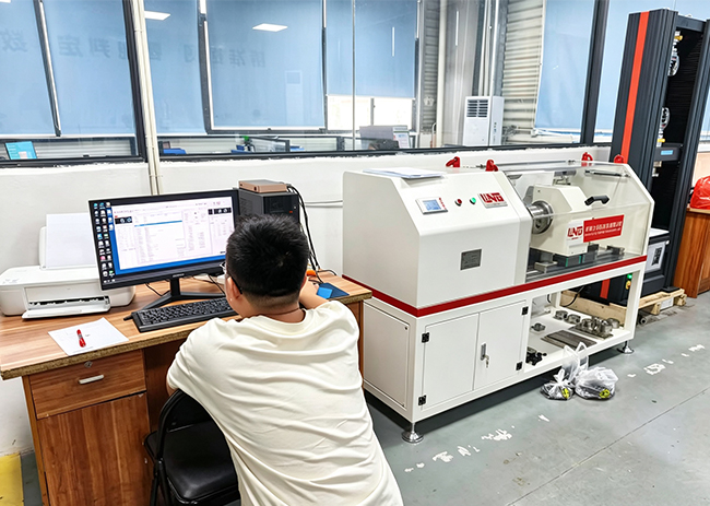 Servicio de puesta en servicio de equipos de cultivo profundo, ayuda a la mejora de la calidad de la fabricación de precisión | Jinan Lili Test Machine Co., Ltd., gerente de posventa, fue a la tecnología de precisión de Jiangxi para completar la puesta en servicio del detector de coeficiente de fricción de sujetadores en el sitio